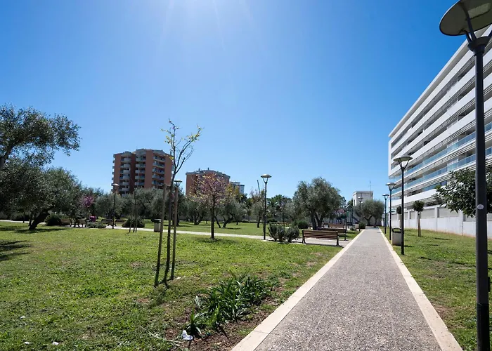 Appartamento Guesthost - Kind Park - Sleek With Terrace & Parking Bari
