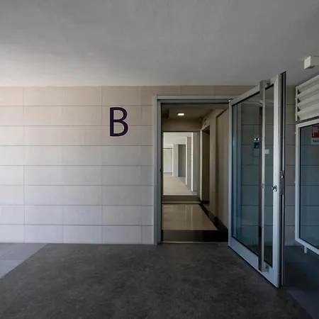 Guesthost - Kind Park - Sleek With Terrace & Parking Apartament *