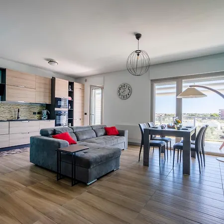 Apartament Guesthost - Kind Park - Sleek With Terrace & Parking Bari