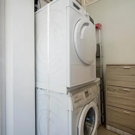 Guesthost - Kind Park - Sleek With Terrace & Parking Apartament *