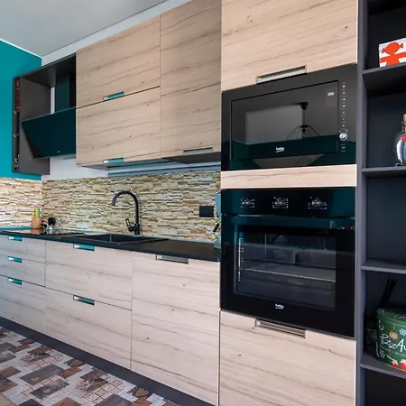 Guesthost - Kind Park - Sleek With Terrace & Parking Apartament