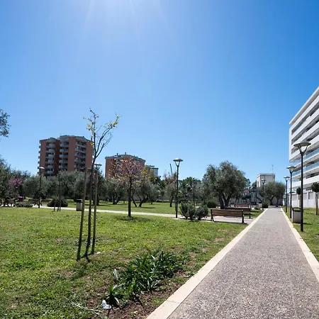 Apartament Guesthost - Kind Park - Sleek With Terrace & Parking Bari